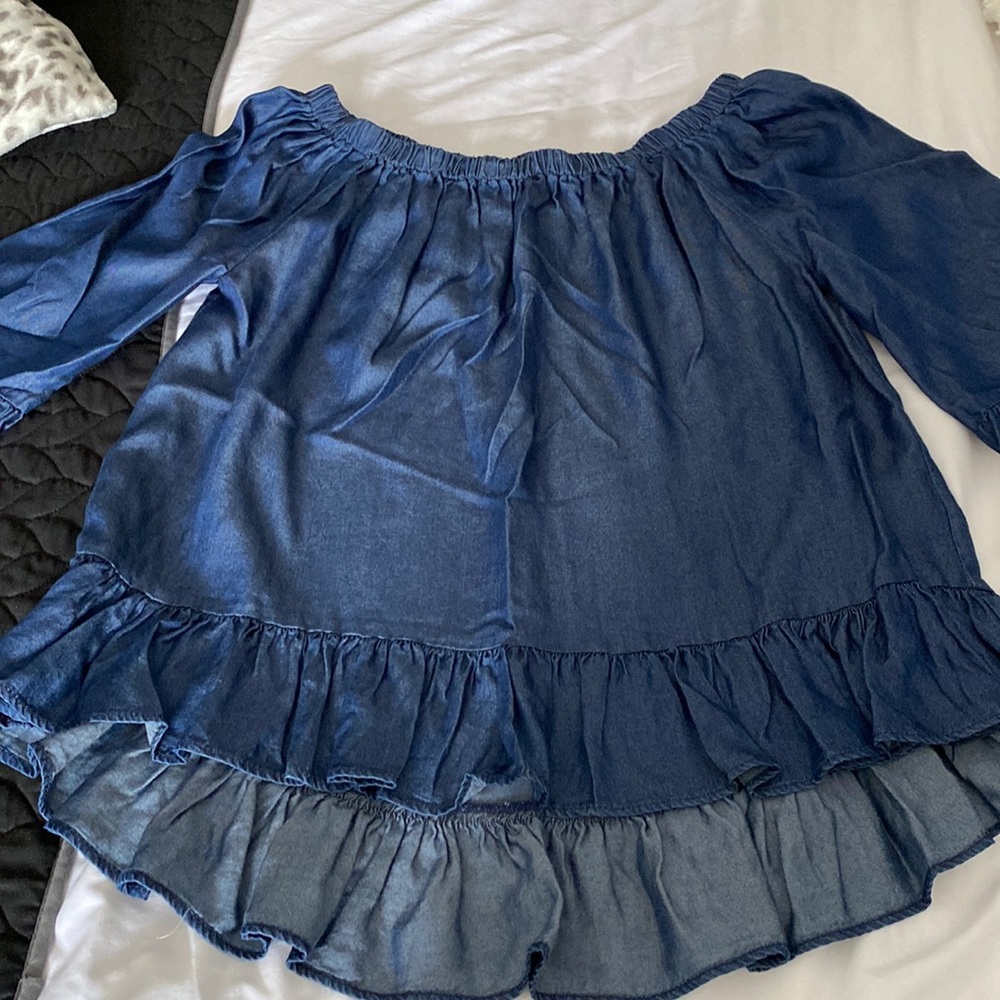 Blue soft fabric. Size s. Bell 3/4 sleeves. Ruffle.